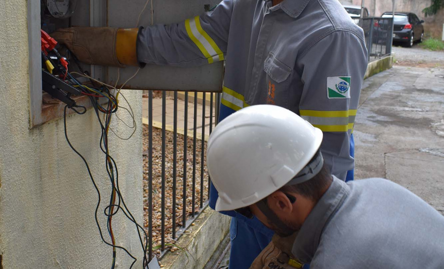 Equipes de combate a ligações irregulares e fraudes no sistema de medição de energia da Copel detectaram ao longo do ano passado, em todo o Paraná, 10.849 procedimentos irregulares realizados por consumidores – o equivalente a 43 casos confirmados por dia. Foto: Copel