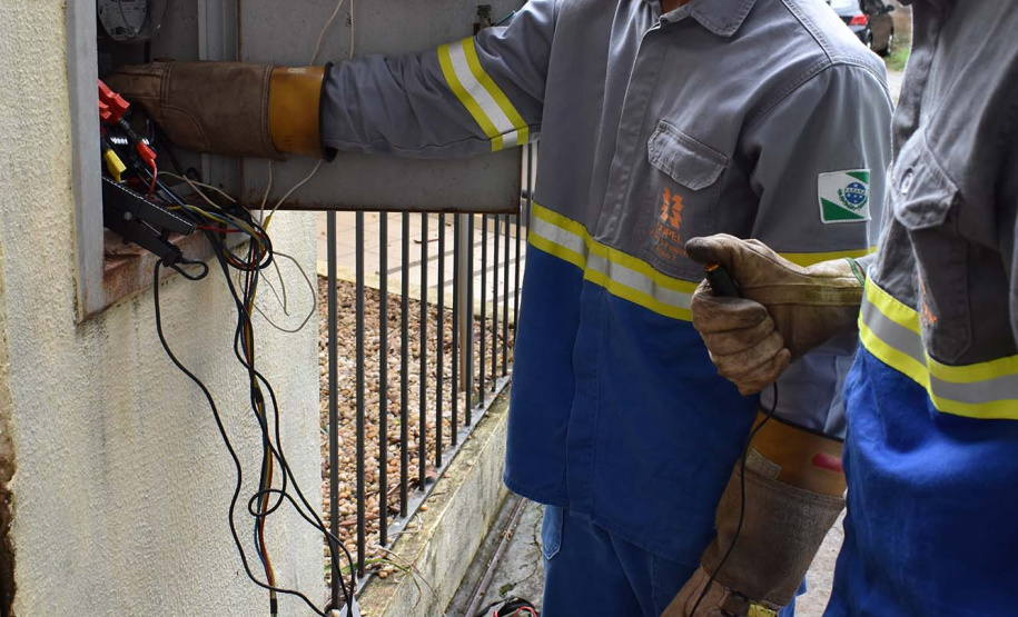 Equipes de combate a ligações irregulares e fraudes no sistema de medição de energia da Copel detectaram ao longo do ano passado, em todo o Paraná, 10.849 procedimentos irregulares realizados por consumidores – o equivalente a 43 casos confirmados por dia. Foto: Copel