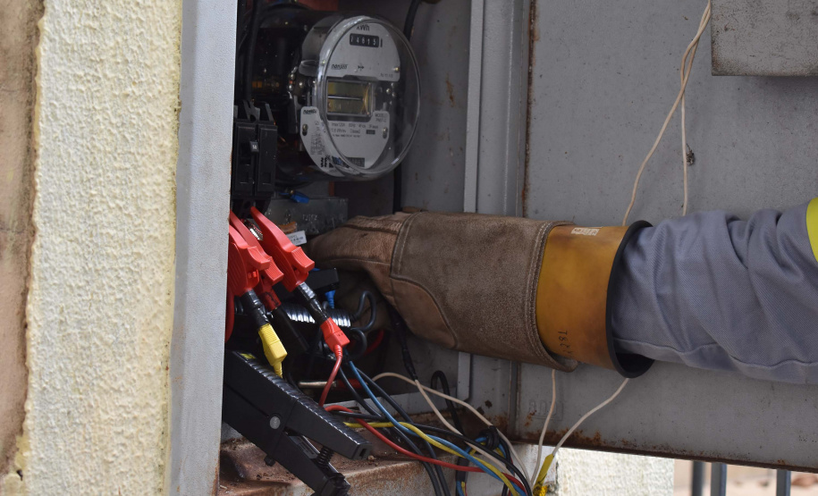 Equipes de combate a ligações irregulares e fraudes no sistema de medição de energia da Copel detectaram ao longo do ano passado, em todo o Paraná, 10.849 procedimentos irregulares realizados por consumidores – o equivalente a 43 casos confirmados por dia. Foto: Copel