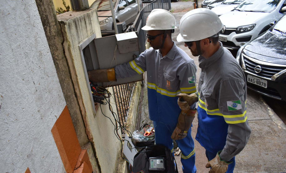 Equipes de combate a ligações irregulares e fraudes no sistema de medição de energia da Copel detectaram ao longo do ano passado, em todo o Paraná, 10.849 procedimentos irregulares realizados por consumidores – o equivalente a 43 casos confirmados por dia. Foto: Copel