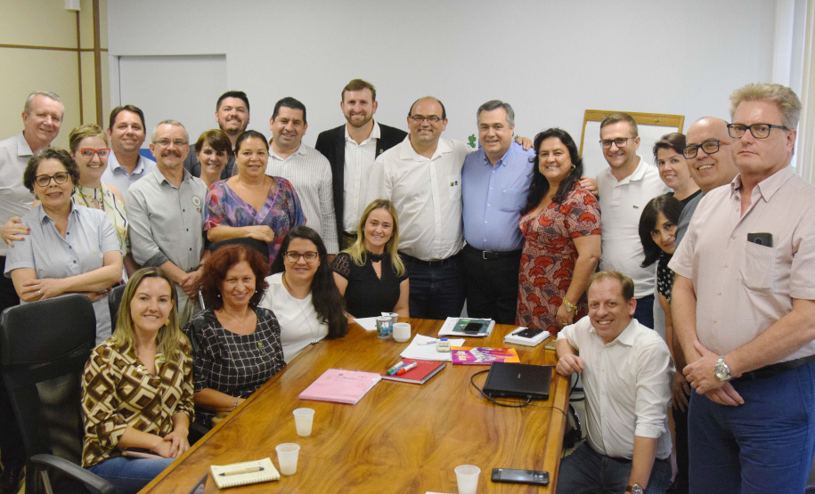 A nova diretoria do Conselho de Secretarias Municipais de Saúde do Paraná (Cosems) e o secretário estadual da Saúde, Beto Preto, firmaram nesta quinta-feira (16) a pactuação de um novo modelo de gestão da entidade, com uma sólida parceria com o Governo, especialmente com o fortalecimento da regionalização dos serviços de saúde. Foto:SESA