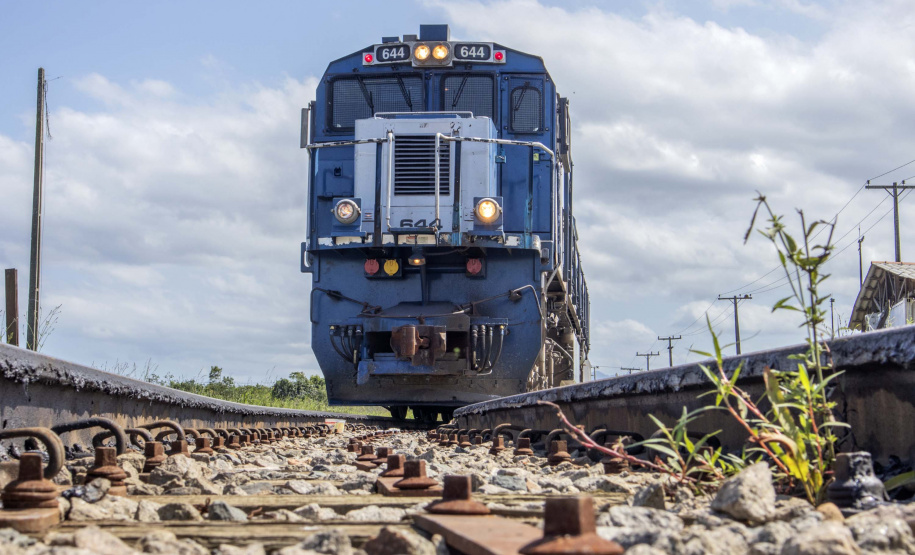 O Porto de Paranaguá recebeu em 2019 mais vagões e menos caminhões na descarga de açúcar, grãos e farelo para exportação. Enquanto o transporte ferroviário aumentou 4,53%, o rodoviário caiu 3,84% no seguimento. Diante dos números, a empresa pública começa o ano com a expectativa de que a utilização dos trilhos cresça ainda mais no transporte da carga do Interior até os terminais portuários do Estado.
