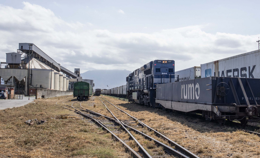 O Porto de Paranaguá recebeu em 2019 mais vagões e menos caminhões na descarga de açúcar, grãos e farelo para exportação. Enquanto o transporte ferroviário aumentou 4,53%, o rodoviário caiu 3,84% no seguimento. Diante dos números, a empresa pública começa o ano com a expectativa de que a utilização dos trilhos cresça ainda mais no transporte da carga do Interior até os terminais portuários do Estado.