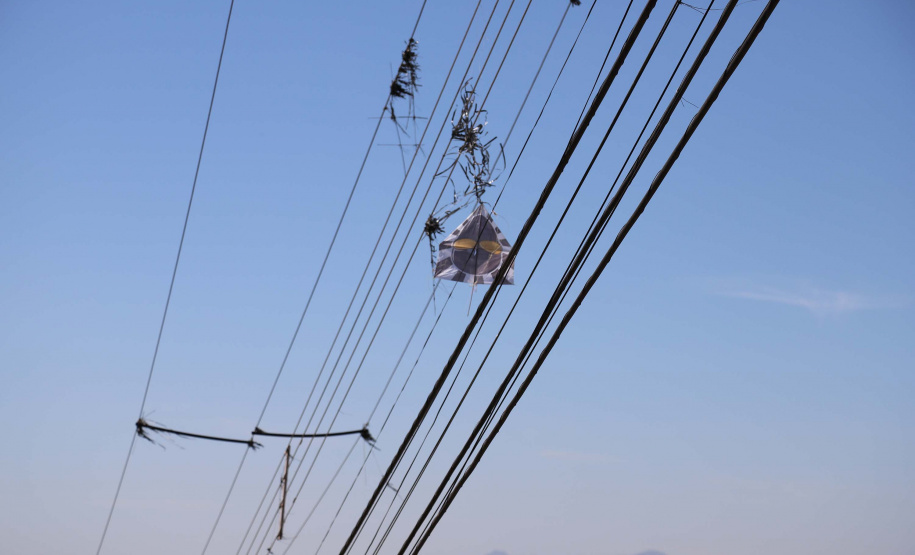 Copel alerta para os perigos de pipas perto da rede elétrica.