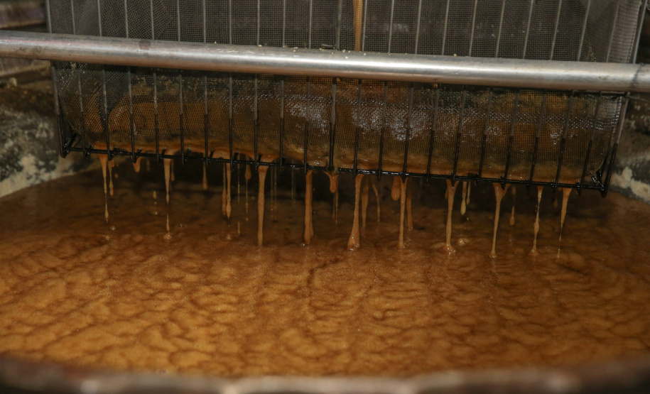 Produção de açucar mascavo e de melado de açúcar mascavo de cana-de-açúcar produzido pelo produtor Rafael Morgenstern em Capanema, no sudoeste do Paraná.  Capanema - 16/01/2020 - Foto: Geraldo Bubniak/AEN