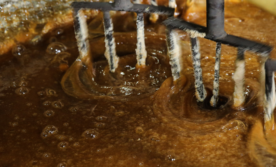 Produção de açucar mascavo e de melado de açúcar mascavo de cana-de-açúcar produzido pelo produtor Rafael Morgenstern em Capanema, no sudoeste do Paraná.  Capanema - 16/01/2020 - Foto: Geraldo Bubniak/AEN