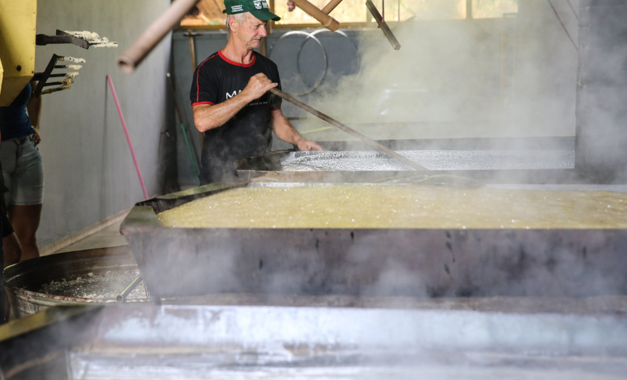 Produção de açucar mascavo e de melado de açúcar mascavo de cana-de-açúcar produzido pelo produtor Rafael Morgenstern em Capanema, no sudoeste do Paraná.  Capanema - 16/01/2020 - Foto: Geraldo Bubniak/AEN