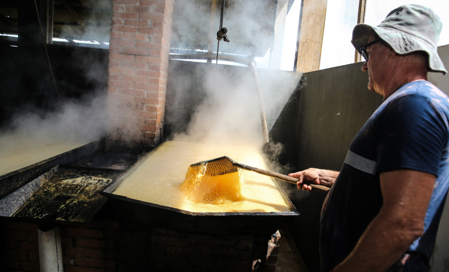 Produção de açucar mascavo e de melado de açúcar mascavo de cana-de-açúcar produzido pela familia do produtor Gilberto Hass  em Capanema, no sudoeste do Paraná.  Capanema - 16/01/2020 - Foto: Geraldo Bubniak/AEN
