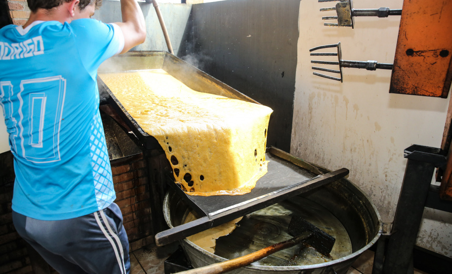 Produção de açucar mascavo e de melado de açúcar mascavo de cana-de-açúcar produzido pela familia do produtor Gilberto Hass  em Capanema, no sudoeste do Paraná.  Capanema - 16/01/2020 - Foto: Geraldo Bubniak/AEN