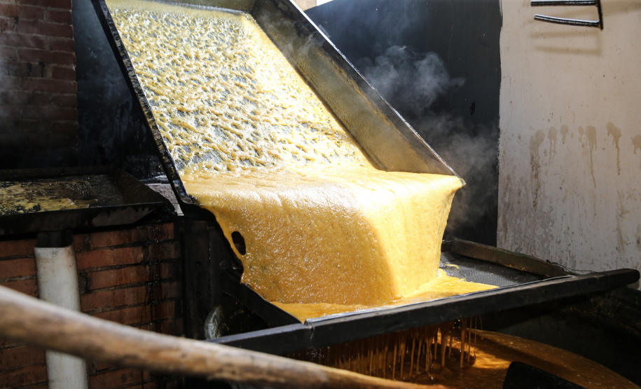 Produção de açucar mascavo e de melado de açúcar mascavo de cana-de-açúcar produzido pela familia do produtor Gilberto Hass  em Capanema, no sudoeste do Paraná.  Capanema - 16/01/2020 - Foto: Geraldo Bubniak/AEN