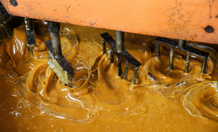Produção de açucar mascavo e de melado de açúcar mascavo de cana-de-açúcar produzido pela familia do produtor Gilberto Hass  em Capanema, no sudoeste do Paraná.  Capanema - 16/01/2020 - Foto: Geraldo Bubniak/AEN