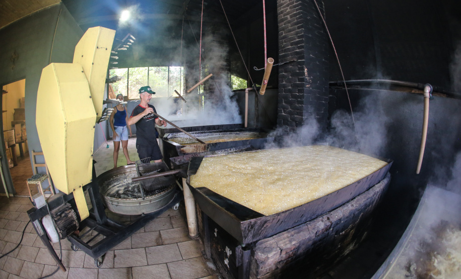 Produção de açucar mascavo e de melado de açúcar mascavo de cana-de-açúcar produzido pelo produtor Rafael Morgenstern em Capanema, no sudoeste do Paraná.  Capanema - 16/01/2020 - Foto: Geraldo Bubniak/AEN