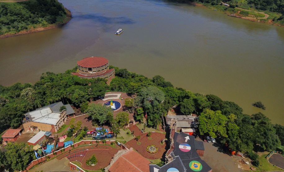 A Secretaria da Segurança Pública determinou às polícias Militar e Civil o bloqueio das entradas no Paraná, nas faixas de fronteira, em especial na região Oeste do Estado, seja por terra (rodovias e matas) ou rios. A medida é para inibir a entrada de foragidos de um presídio da cidade paraguaia de Pedro Juan Caballero.Foto: José Fernando Ogura/AEN