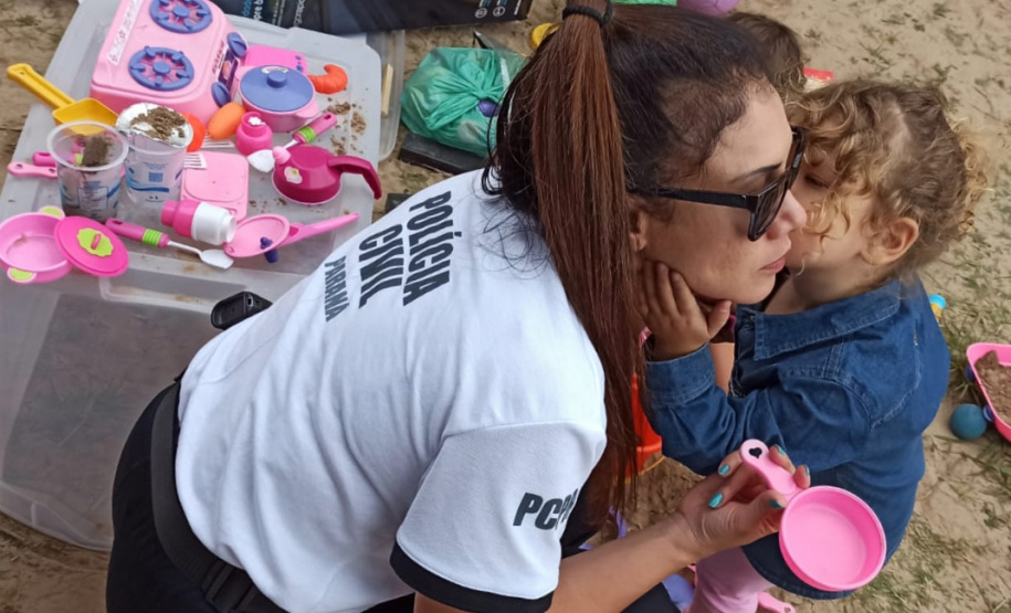 A Polícia Civil participou da feira de serviços gratuitos promovida pela Secretaria de Estado da Justiça, Família e Trabalho, na tarde de sábado (18), em Matinhos, no Litoral. Prestou atendimento a toda população e autuou na realização de registros de Boletim de Ocorrência (BO) de extravio ou perda de documentos. Foto: Polícia Civil