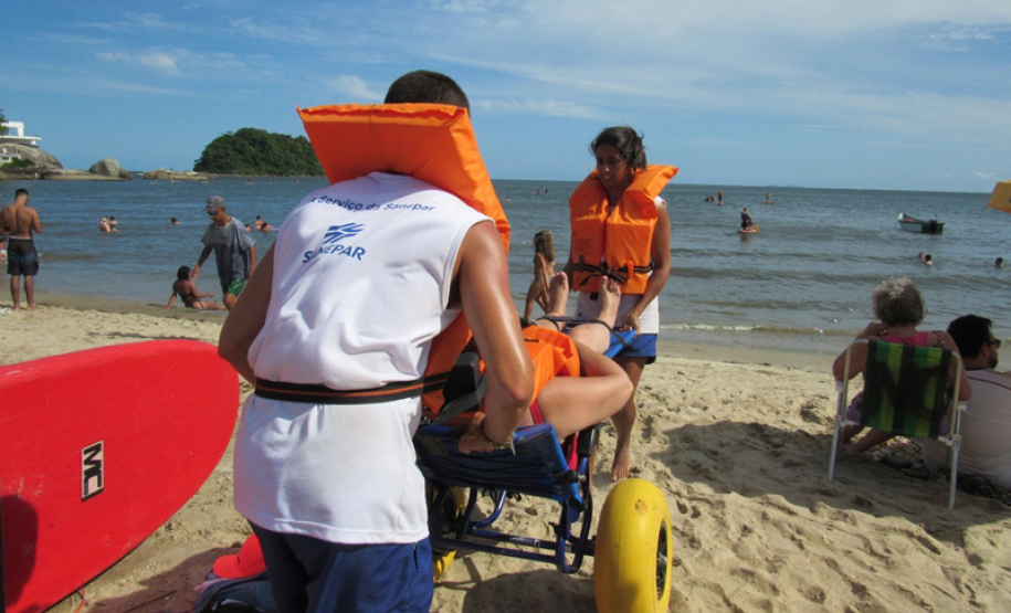 Foi na semana passada que a dentista aposentada Florinda de Fátima Ferreira Paes tomou banho de mar pela primeira vez depois que um Acidente Vascular Cerebral (AVC) afetou a sua mobilidade, há um ano e meio. Foto: Sanepar