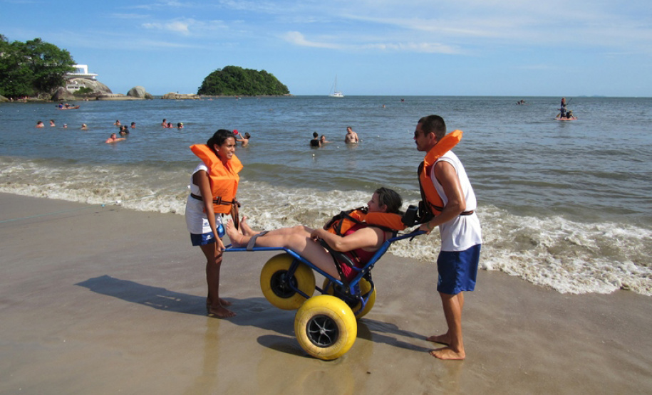 Foi na semana passada que a dentista aposentada Florinda de Fátima Ferreira Paes tomou banho de mar pela primeira vez depois que um Acidente Vascular Cerebral (AVC) afetou a sua mobilidade, há um ano e meio. Foto: Sanepar