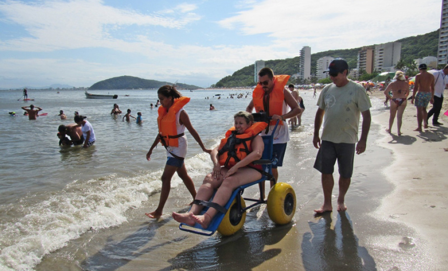 Foi na semana passada que a dentista aposentada Florinda de Fátima Ferreira Paes tomou banho de mar pela primeira vez depois que um Acidente Vascular Cerebral (AVC) afetou a sua mobilidade, há um ano e meio. Foto: Sanepar