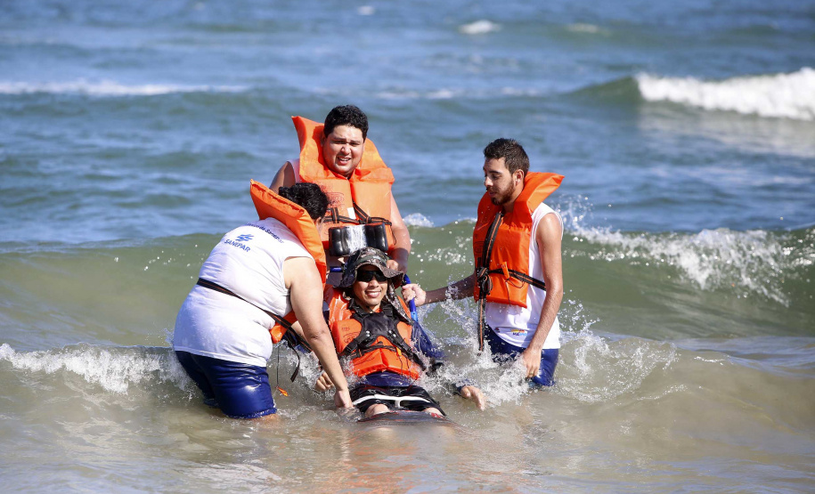 Durante a operação Verão Maior, estão disponíveis nas praias de Guaratuba, Matinhos e Pontal do Paraná, 10 cadeiras anfíbias. As cadeiras anfíbias têm rodas especiais que permitem o deslocamento na areia e no mar. Têm cinto de segurança regulável, encosto, assento, apoio cervical para a cabeça e apoio para os pés em tecido emborrachado, removível e lavável. Foto: Gilson Abreu/AEN