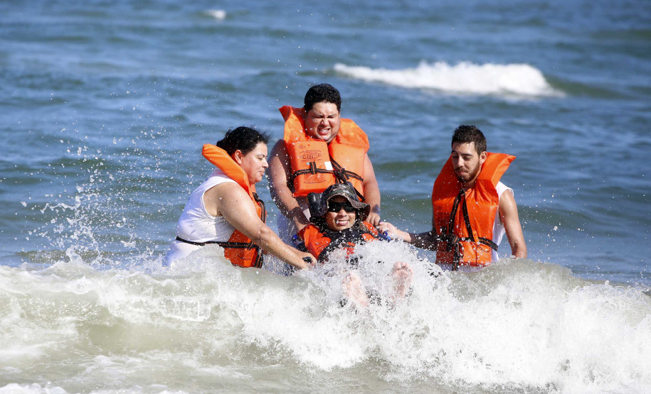 Durante a operação Verão Maior, estão disponíveis nas praias de Guaratuba, Matinhos e Pontal do Paraná, 10 cadeiras anfíbias. As cadeiras anfíbias têm rodas especiais que permitem o deslocamento na areia e no mar. Têm cinto de segurança regulável, encosto, assento, apoio cervical para a cabeça e apoio para os pés em tecido emborrachado, removível e lavável. Foto: Gilson Abreu/AEN