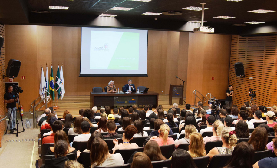 A importância do envolvimento da população na eliminação dos criadouros do mosquito da dengue foi um dos temas da palestra do secretário de Estado da Saúde, Beto Preto, nesta terça-feira (21), na sede do Senac, em Curitiba. Foto: Américo Antonio/SESA