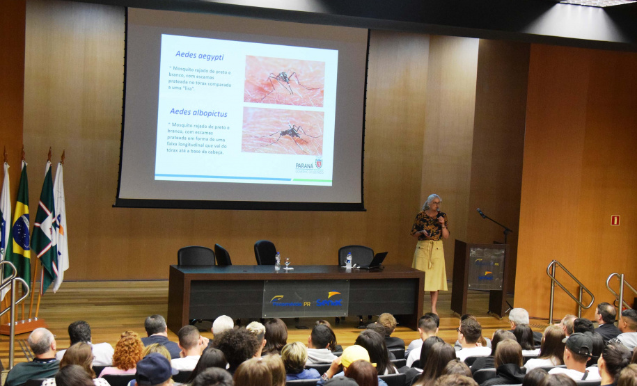 A importância do envolvimento da população na eliminação dos criadouros do mosquito da dengue foi um dos temas da palestra do secretário de Estado da Saúde, Beto Preto, nesta terça-feira (21), na sede do Senac, em Curitiba. Foto: Américo Antonio/SESA