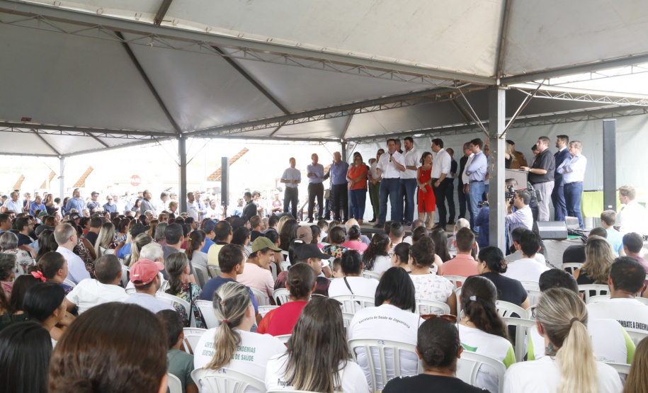 O governador Carlos Massa Ratinho Junior entrega 200 casas a famílias de Jaguariaíva.  Foto: Gilson Abreu/AEN