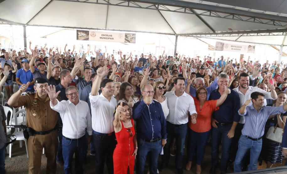 O governador Carlos Massa Ratinho Junior entrega 200 casas a famílias de Jaguariaíva.  Foto: Gilson Abreu/AEN