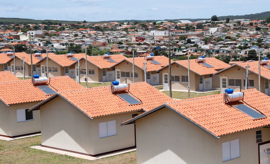 O governador Carlos Massa Ratinho Junior entrega 200 casas a famílias de Jaguariaíva.