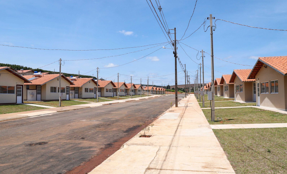 O governador Carlos Massa Ratinho Junior entrega 200 casas a famílias de Jaguariaíva.