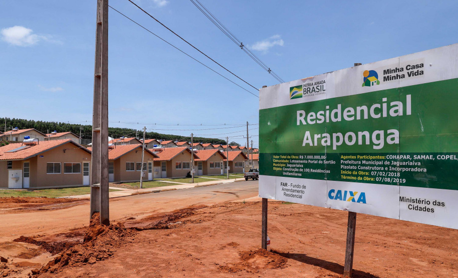 O governador Carlos Massa Ratinho Junior entrega 200 casas a famílias de Jaguariaíva.