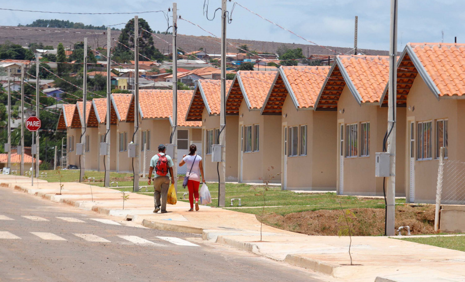 O governador Carlos Massa Ratinho Junior entrega 200 casas a famílias de Jaguariaíva.