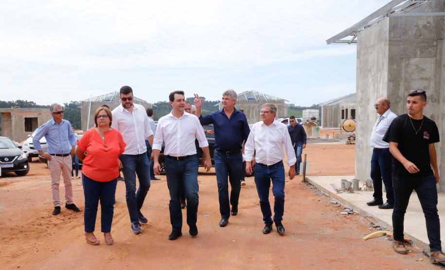 O governador Carlos Massa Ratinho Junior entrega  200 casas a famílias de Jaguariaíva.