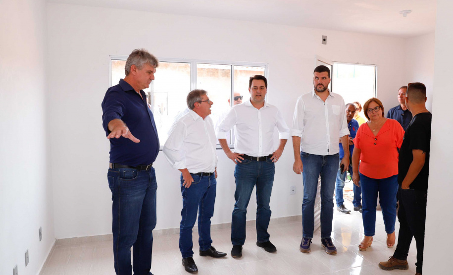 O governador Carlos Massa Ratinho Junior entrega  200 casas a famílias de Jaguariaíva.