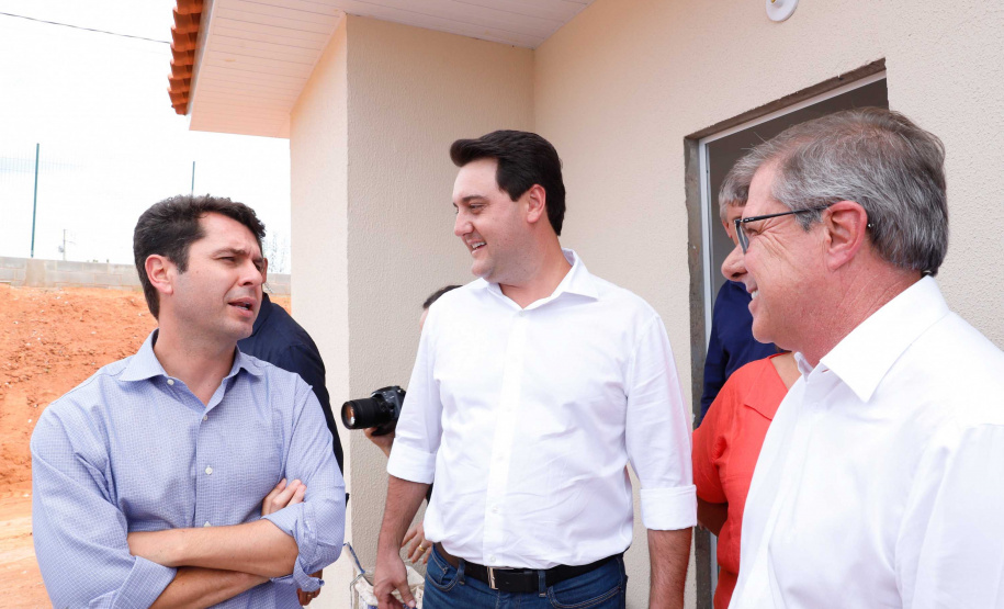 O governador Carlos Massa Ratinho Junior entrega  200 casas a famílias de Jaguariaíva.