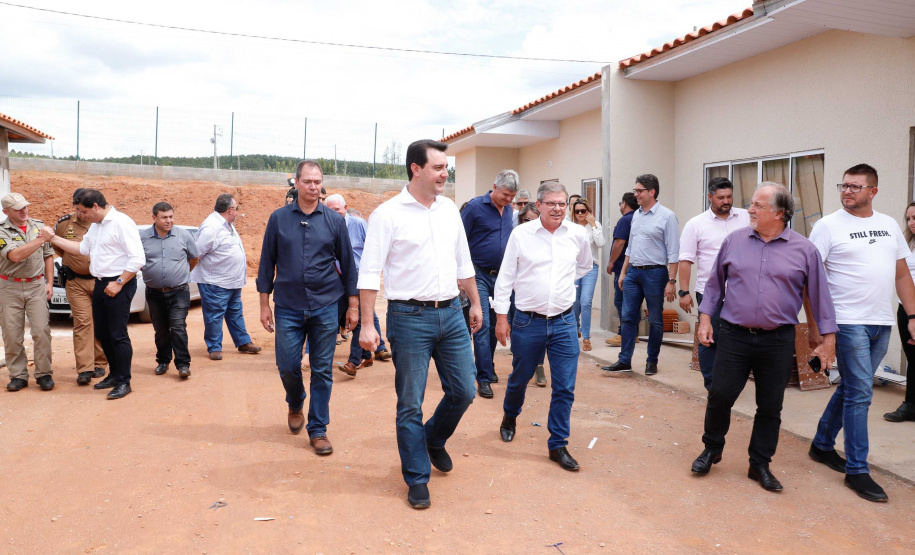 O governador Carlos Massa Ratinho Junior entrega  200 casas a famílias de Jaguariaíva.