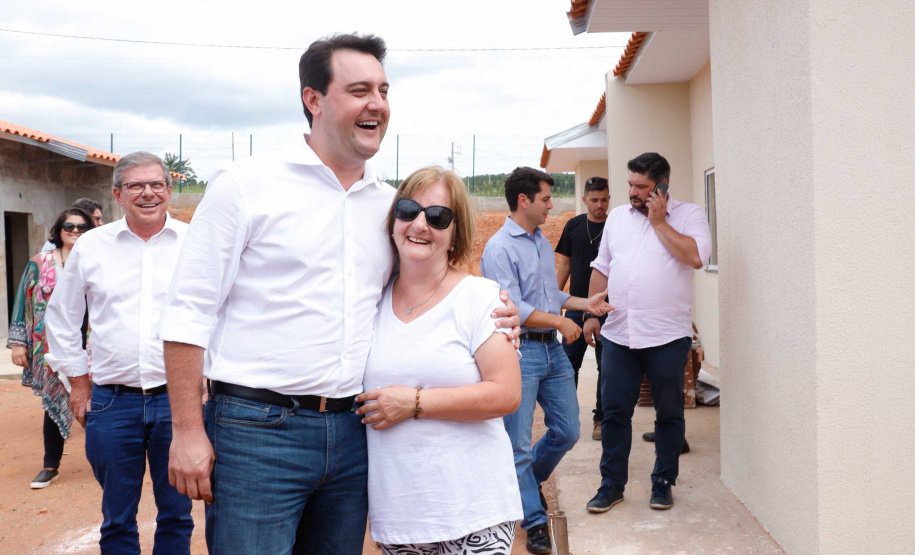 O governador Carlos Massa Ratinho Junior entrega  200 casas a famílias de Jaguariaíva.