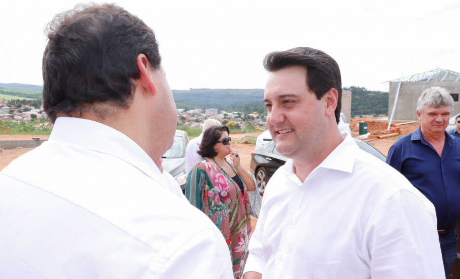 O governador Carlos Massa Ratinho Junior entrega  200 casas a famílias de Jaguariaíva.