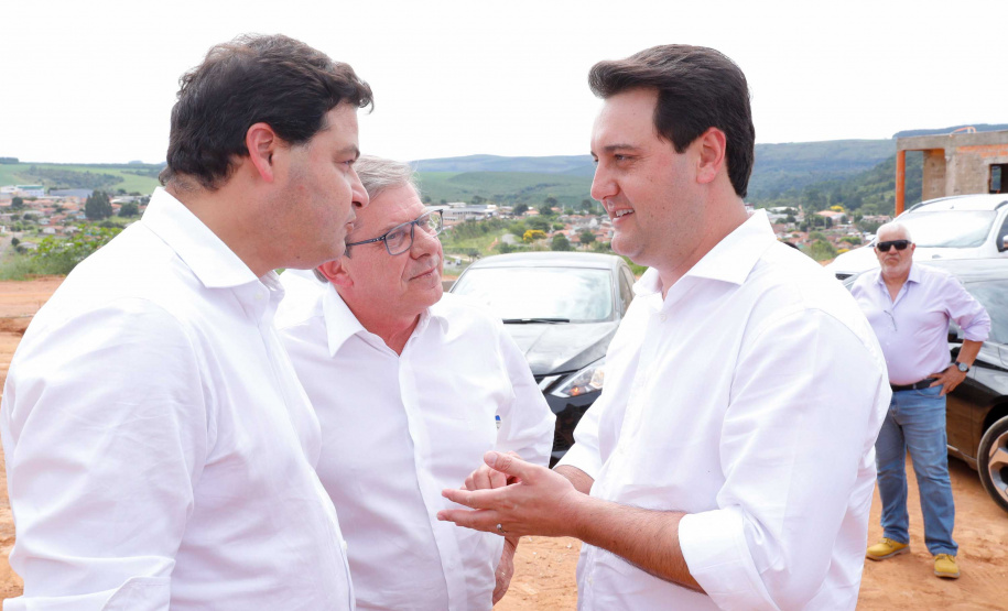 O governador Carlos Massa Ratinho Junior entrega  200 casas a famílias de Jaguariaíva.