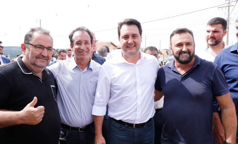 O governador Carlos Massa Ratinho Junior entrega  200 casas a famílias de Jaguariaíva.