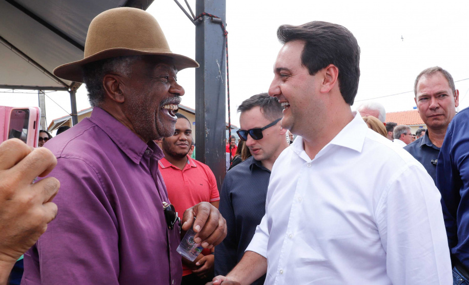 O governador Carlos Massa Ratinho Junior entrega  200 casas a famílias de Jaguariaíva.