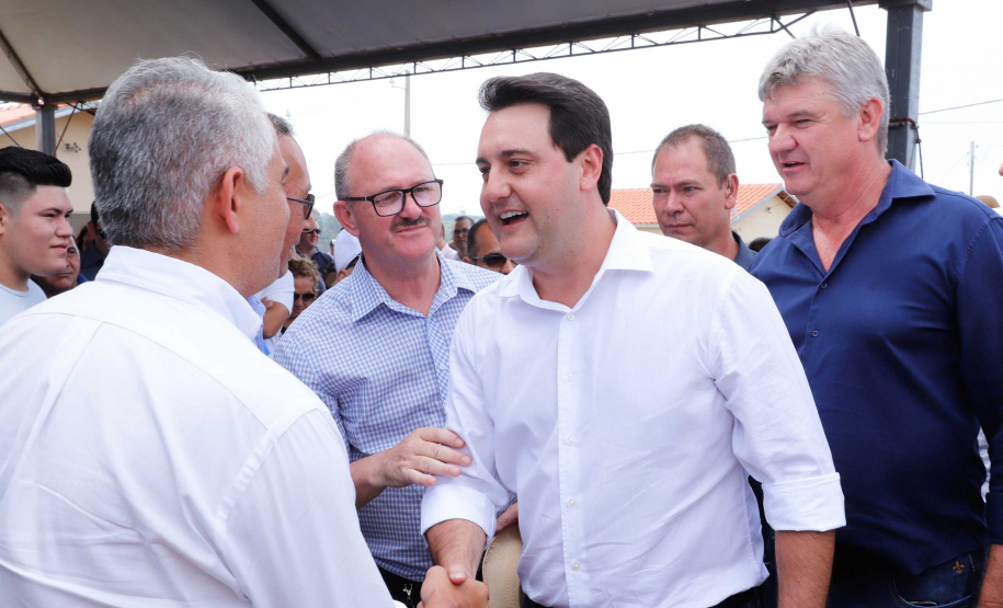 O governador Carlos Massa Ratinho Junior entrega  200 casas a famílias de Jaguariaíva.