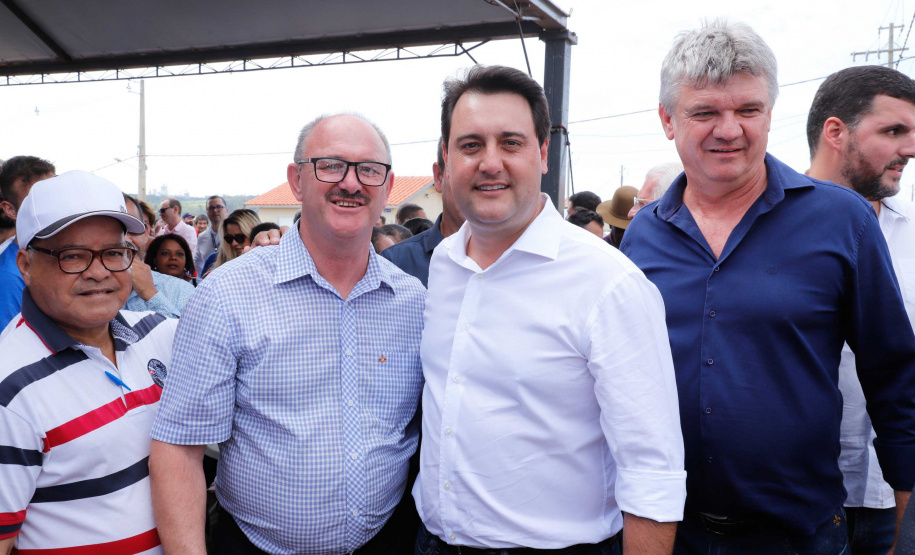 O governador Carlos Massa Ratinho Junior entrega  200 casas a famílias de Jaguariaíva.