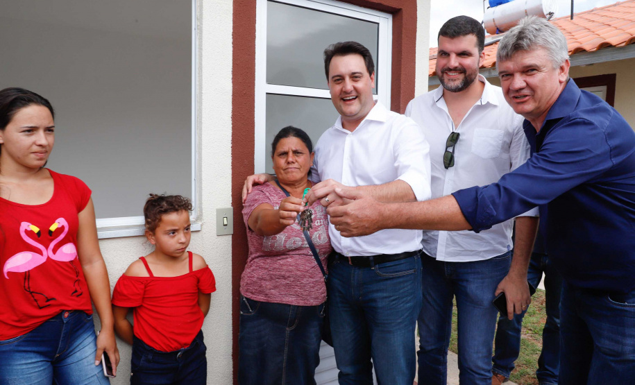 O governador Carlos Massa Ratinho Junior entrega  200 casas a famílias de Jaguariaíva.