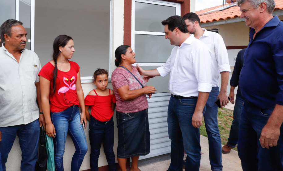 O governador Carlos Massa Ratinho Junior entrega  200 casas a famílias de Jaguariaíva.