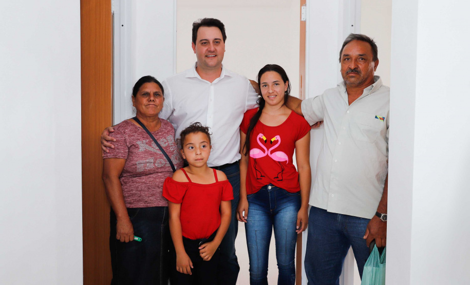 O governador Carlos Massa Ratinho Junior entrega  200 casas a famílias de Jaguariaíva.
