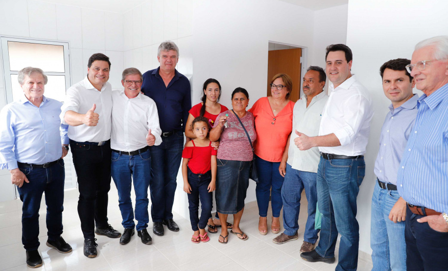 O governador Carlos Massa Ratinho Junior entrega  200 casas a famílias de Jaguariaíva.
