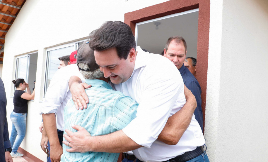 O governador Carlos Massa Ratinho Junior entrega  200 casas a famílias de Jaguariaíva.