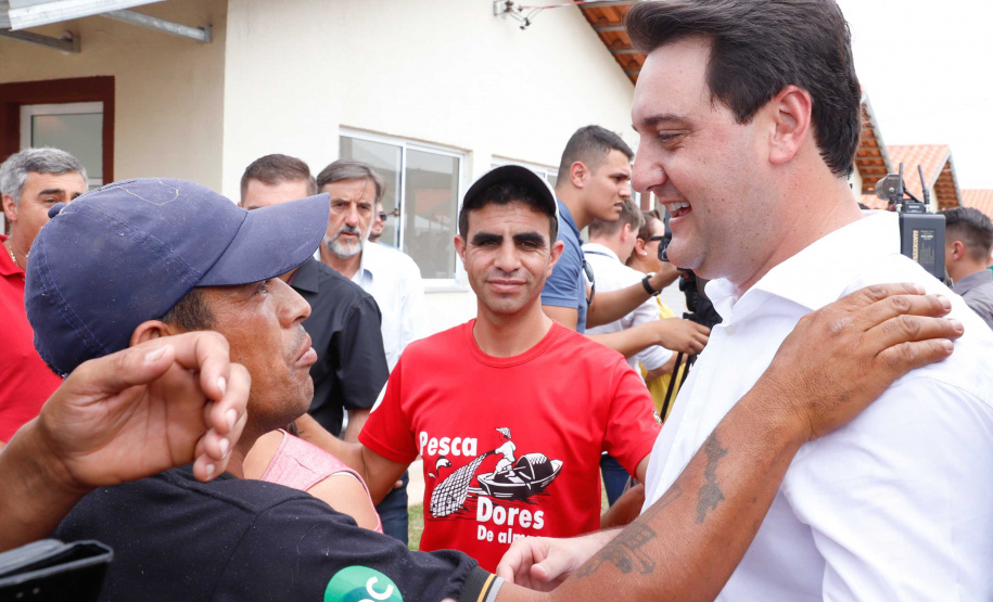 O governador Carlos Massa Ratinho Junior entrega  200 casas a famílias de Jaguariaíva.