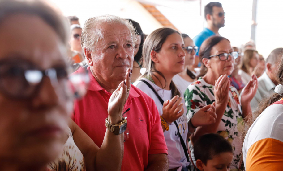 O governador Carlos Massa Ratinho Junior entrega  200 casas a famílias de Jaguariaíva.