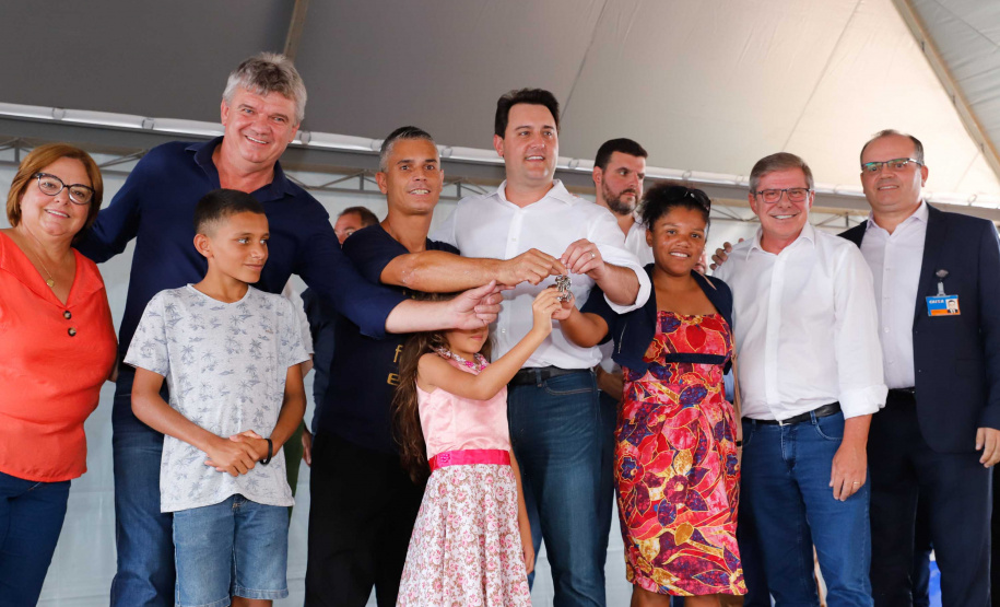 O governador Carlos Massa Ratinho Junior entrega  200 casas a famílias de Jaguariaíva.